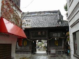 井上正賢と縁がある笠間稲荷神社：門前町から垣間見える総門と奉納額