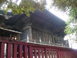 笠間稲荷神社：右斜め前方から見た本殿外陣と内陣と玉垣