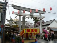 笠間稲荷神社：境内正面に設けられた大鳥居