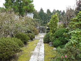 龍穏院：苔生した参道と石畳みと両脇の植栽