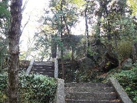 佐志能神社参道の石段と巨石