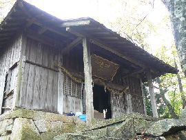 佐志能神社拝殿の正面外壁と向拝と扁額