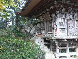 滝野不動堂：崖造風の基礎回りの木組み