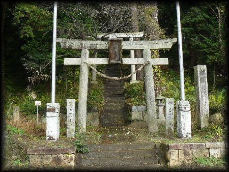大渕天神社：境内正面にある石鳥居と石造社号標