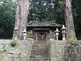 大渕天神社：参道の石段と石垣と石燈篭