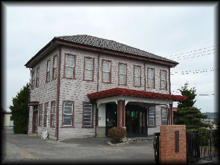 旧宍戸町役場庁舎：左斜め前方から見た外観全景画像