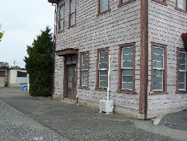 旧宍戸町役場庁舎：外壁と縦長の上げ下げ窓