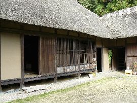 旧福田家住宅：入口回りの外壁と格子戸