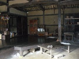 旧福田家住宅：内部の土間から撮影した室内