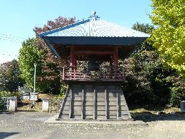 法蔵寺：境内に設けられた鐘楼と梵鐘