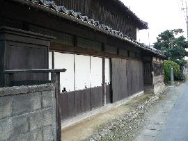 木村家住宅（旅籠皆川屋）：１階入り口回りの開口と外壁の様子