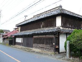 木村家住宅（旅籠皆川屋）：１階の出格子と石碑