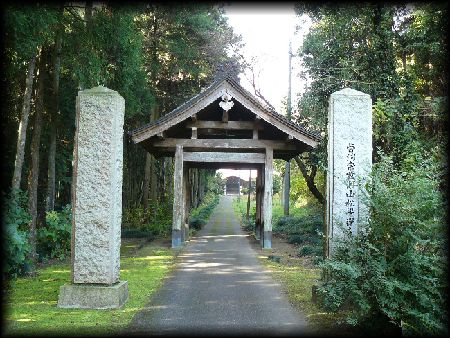 松学寺：境内正面に設けられた石造寺号標と妻入の山門