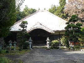 松学寺：本堂正面とその前に置かれた石燈篭