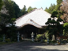 松学寺：右斜め前方から見た本堂と背後の社叢