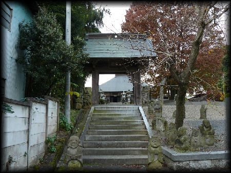 長興寺：参道石段から見上げた山門と石仏群