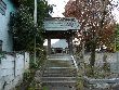 本堂家と縁がある長興寺：参道石段から見上げた山門と石仏群