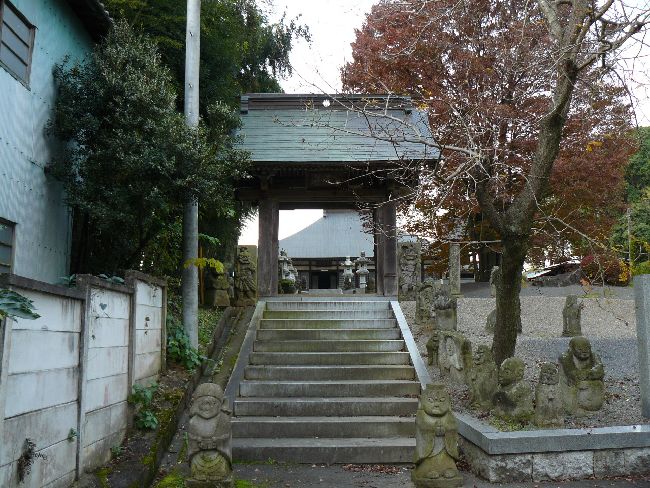 本堂家と縁がある長興寺：参道石段から見上げた山門と石仏群