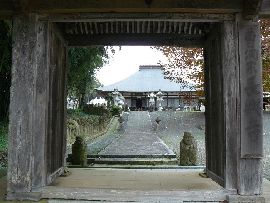 長興寺：山門から見た境内の様子