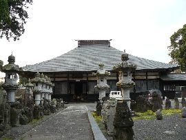 長興寺：参道から見た本堂正面と石燈篭と石仏