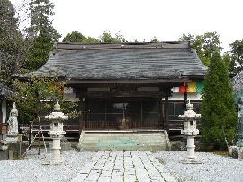 円満寺：参道石畳みから見た本堂正面と石燈篭