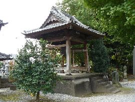 円満寺：境内に時を告げる鐘楼と梵鐘