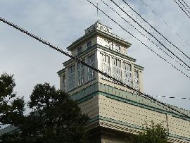 亀屋商事本館（旧飯島家住宅）：屋上パラペットと塔屋