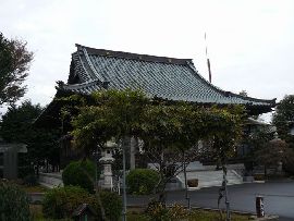 鮭延寺：植栽越に見える本堂