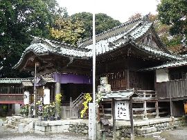 ���_�Дq�a�̉E�΂ߑO��