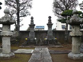 正定寺の境内に建立されている土井利勝夫妻の宝篋印塔（墓碑）