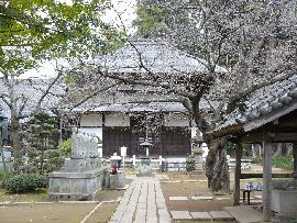 六地蔵寺：手水舎越に見える地蔵堂
