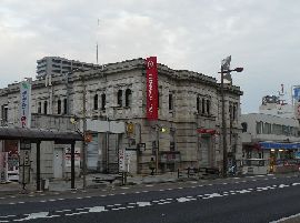 旧川崎銀行水戸支店：左斜め前方から見た外観全景