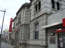 旧川崎銀行水戸支店：外壁の石張りとタイル張りの様子
