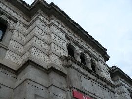 旧川崎銀行水戸支店：２階開口部のアーチ窓