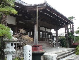 神應寺：本堂向拝に施された彫刻と石燈篭