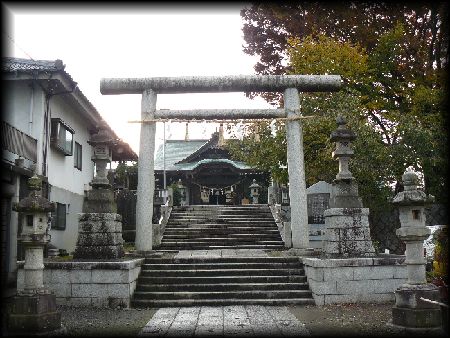 雷神社：参道に設けられた石鳥居と石燈篭