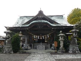 雷神社：参道石畳みから見た拝殿正面と石造狛犬