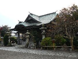 雷神社：右斜め前方から見た拝殿と植栽