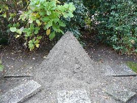 雷神社：祭神が降臨する円錐形の立砂