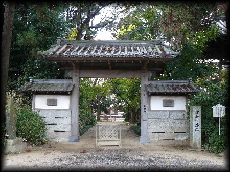 河和田城：大手口にある報仏寺の山門
