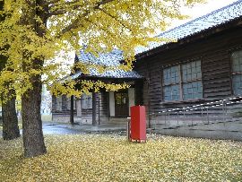 茨城県立水戸農業高等学校旧本館：右斜め前方から見たスロープと消火設備