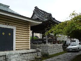 信願寺：寺宝が所蔵されている所蔵庫と梵鐘
