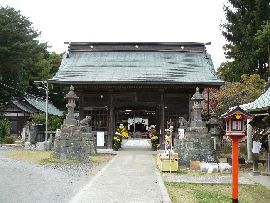 吉田神社の随身門と石灯篭