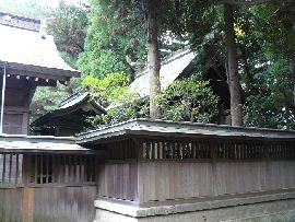 吉田神社の本殿と神門
