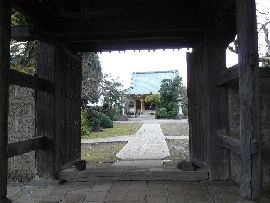 禅福寺：山門から見た境内の様子