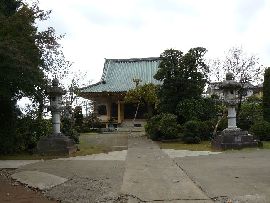 禅福寺：参道から見た本堂と石燈篭