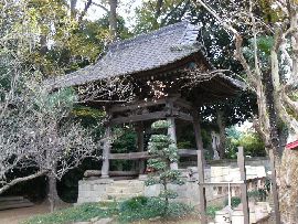 禅福寺：境内に設けられた鐘楼と梵鐘