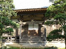 青蓮寺：本堂正面に設けられた向拝と菊の御紋