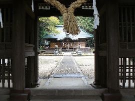 馬場八幡宮の神社山門から拝殿眺め