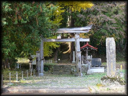 西金砂神社の木製鳥居と自然石の社号標
